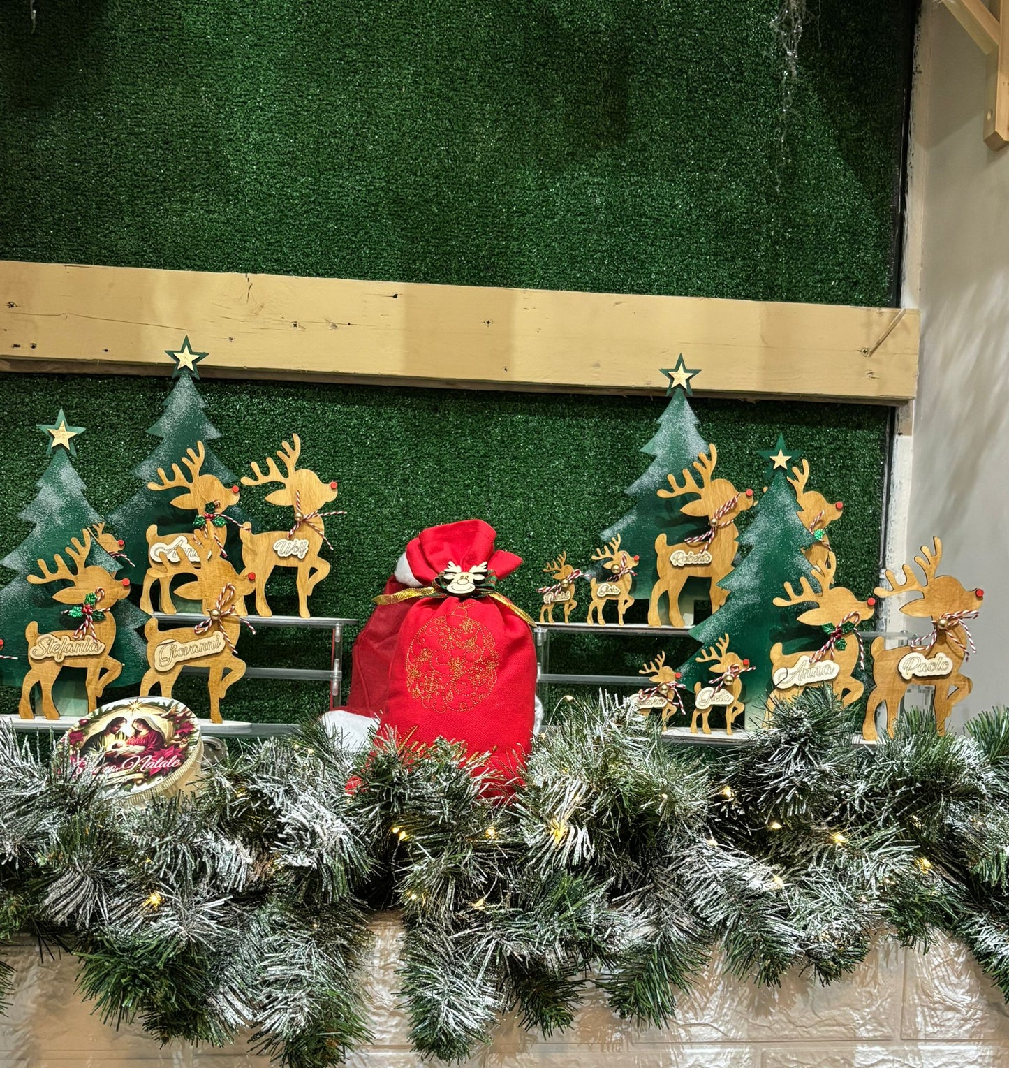 La Tua Famiglia di Renne: Composizione Natalizia in Legno Personalizzabile con Nomi