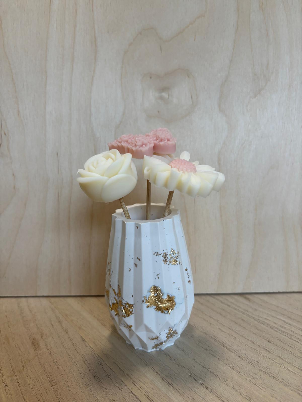 Vaso in Gesso Ceramico con Foglia Oro e Fiori in Cera D'Oliva Profumata