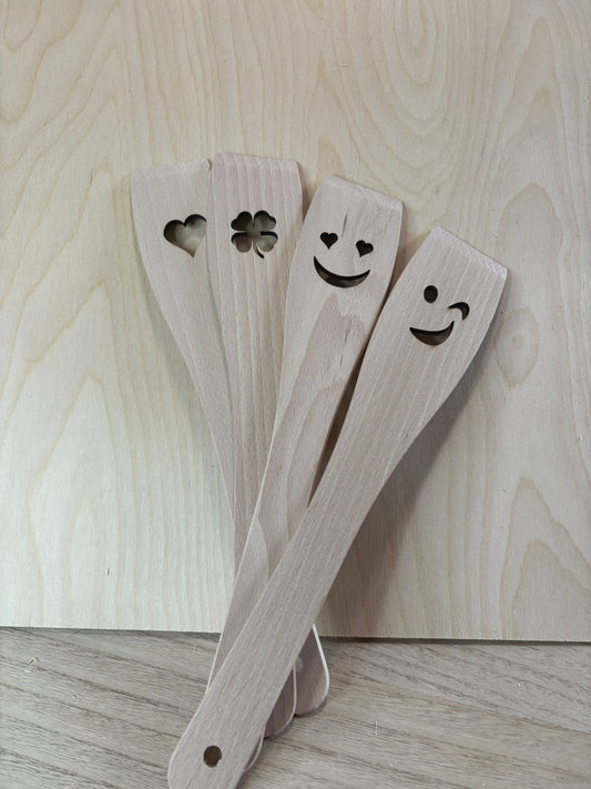 Set Utensili da Cucina in Legno con Intagli Decorativi – AVcreation