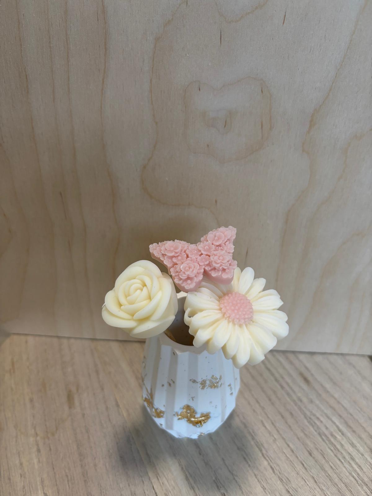 Vaso in Gesso Ceramico con Foglia Oro e Fiori in Cera D'Oliva Profumata